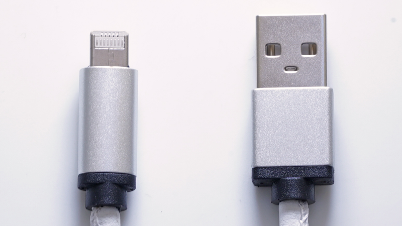 Illustration for article titled Genius Charging Cable Works on Both iOS and Android Devices at the Same Time
